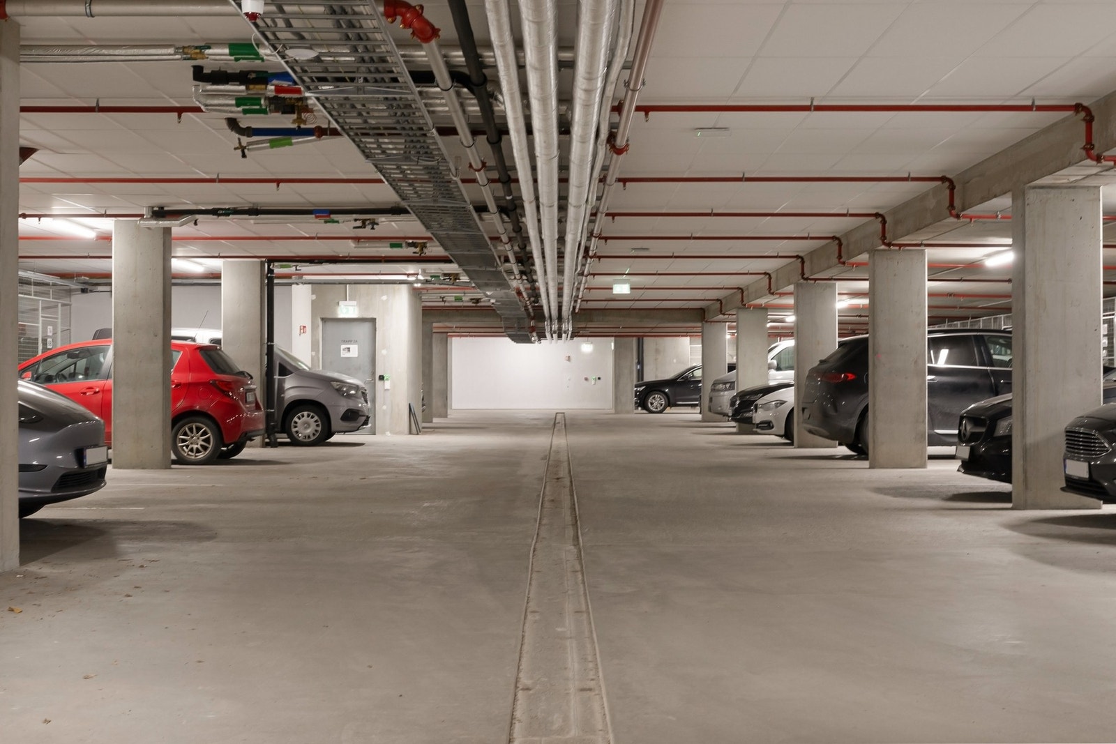 Det medfølger parkeringsplass i felles garasjeanlegg, sportsbod ligger i bakhånd Galleribilde