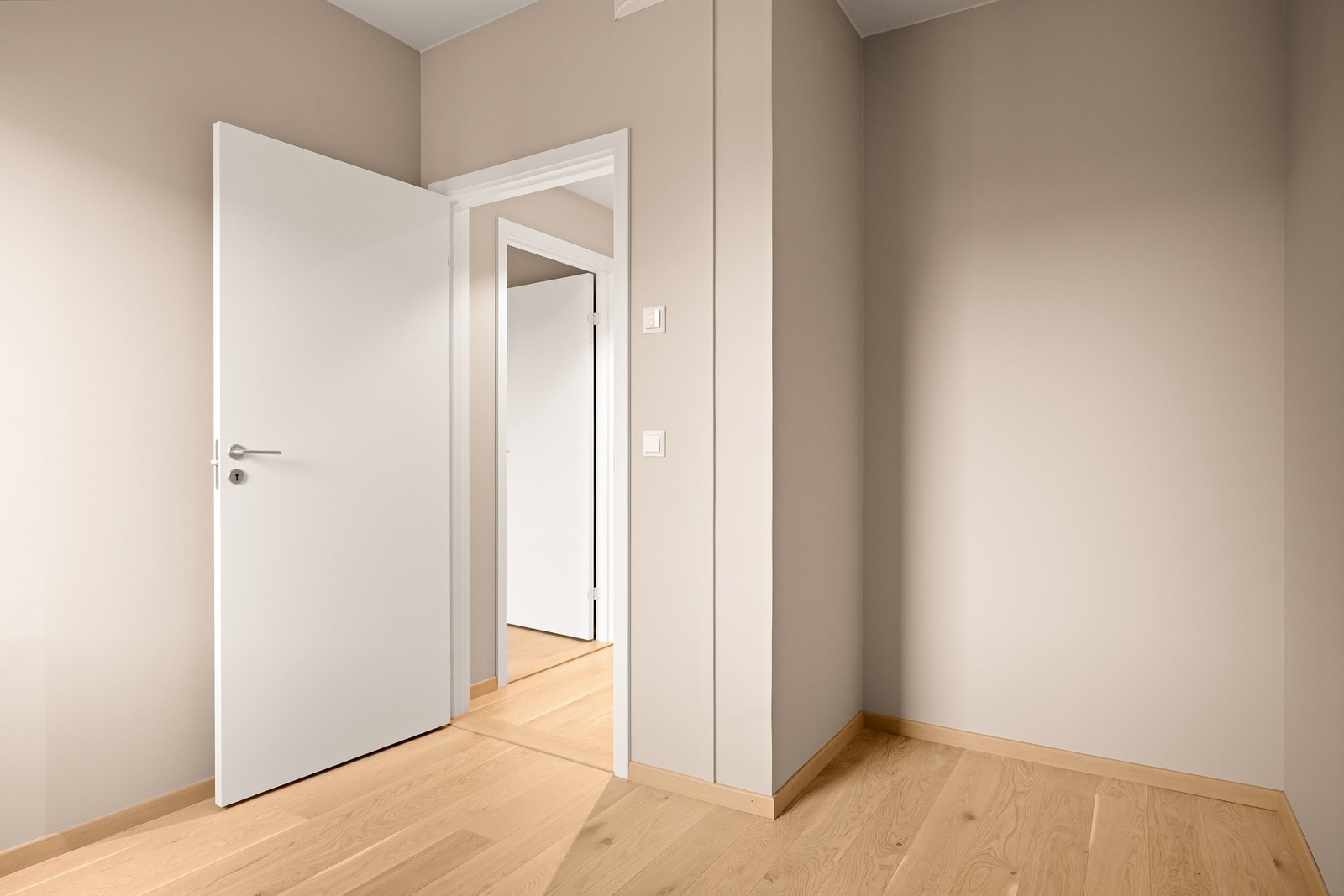 Soverom 2; leiligheten har en fin takhøyde som bidrar til følelsen av luftige rom Galleribilde