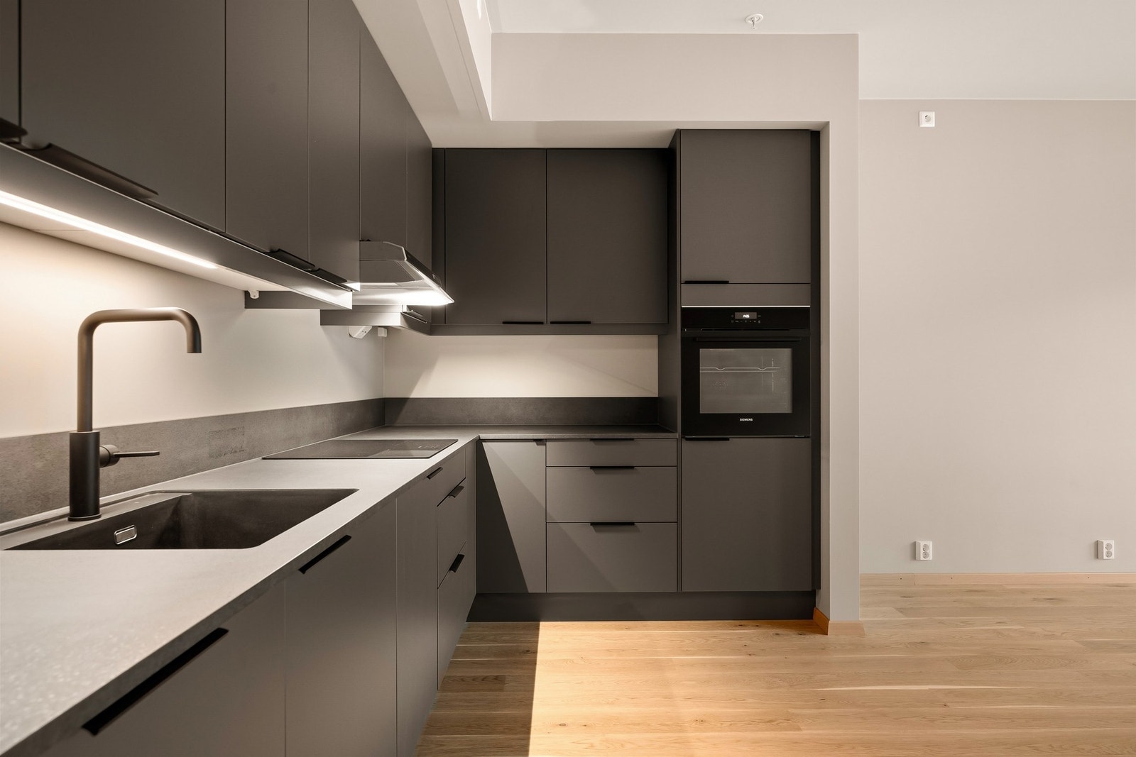 Her kokkelerer og underholder du gjestene i en og samme sleng Galleribilde