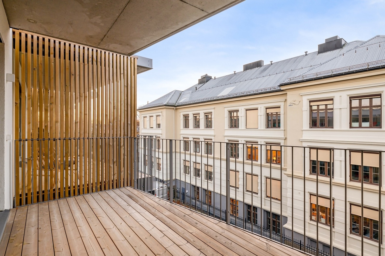 Overbygd terrasse med utsyn over gaten Galleribilde