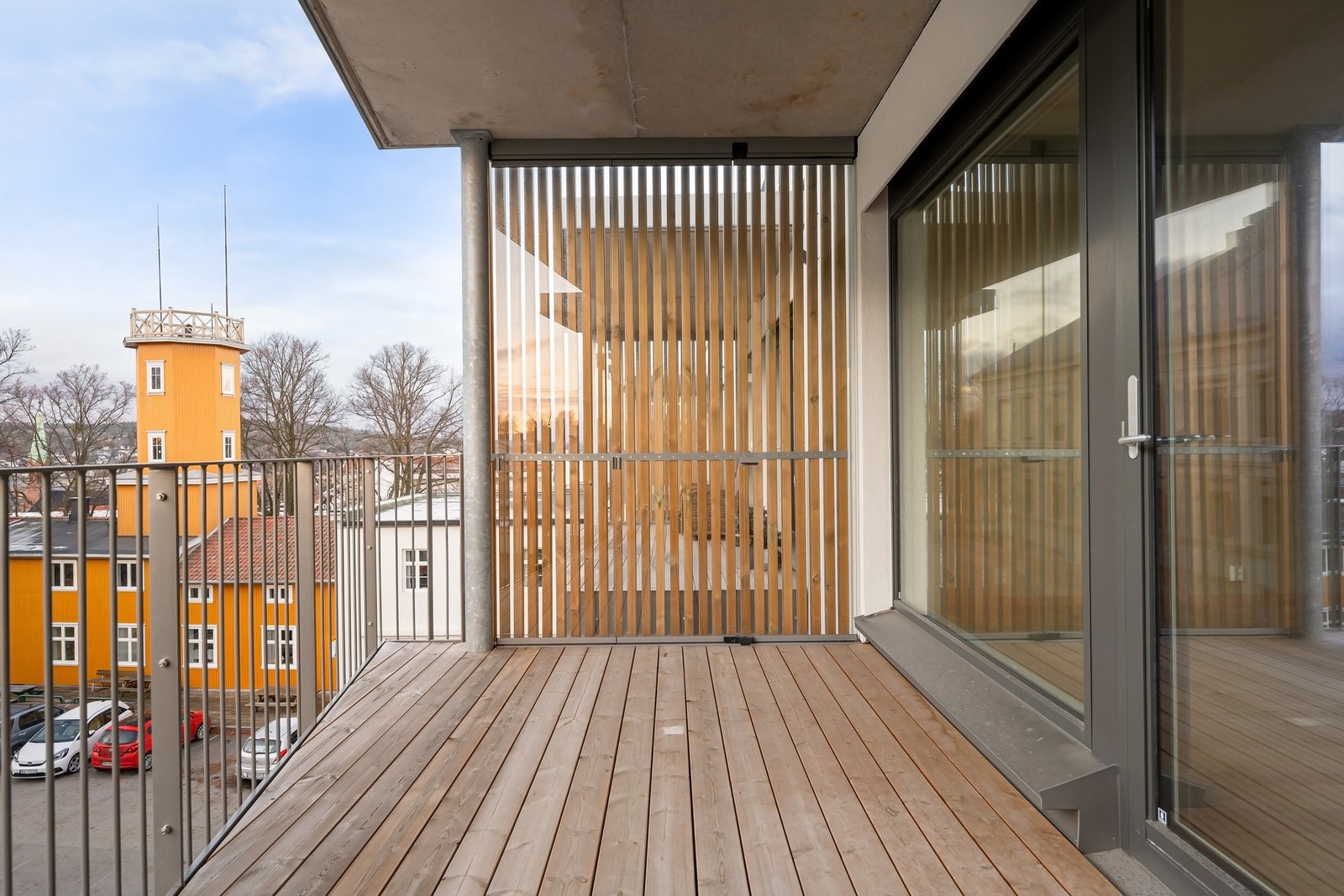 Fra terrassen nyter du også godt av beliggenheten, sommerstid får du ekstra med sol Galleribilde