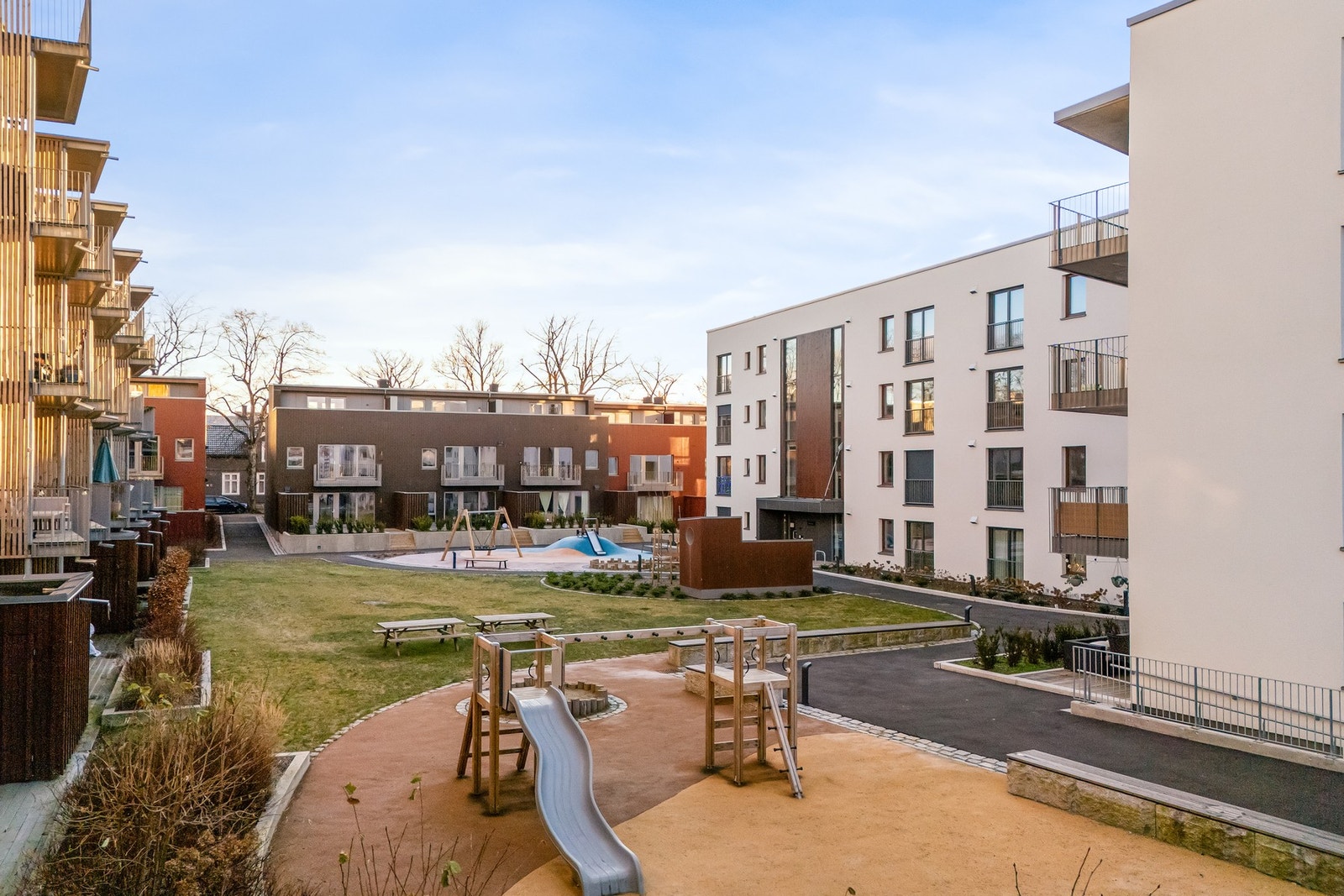 Fellesarealer er trivelig opparbeidet med lekeplass, plenareal, sitteplasser og mer Galleribilde