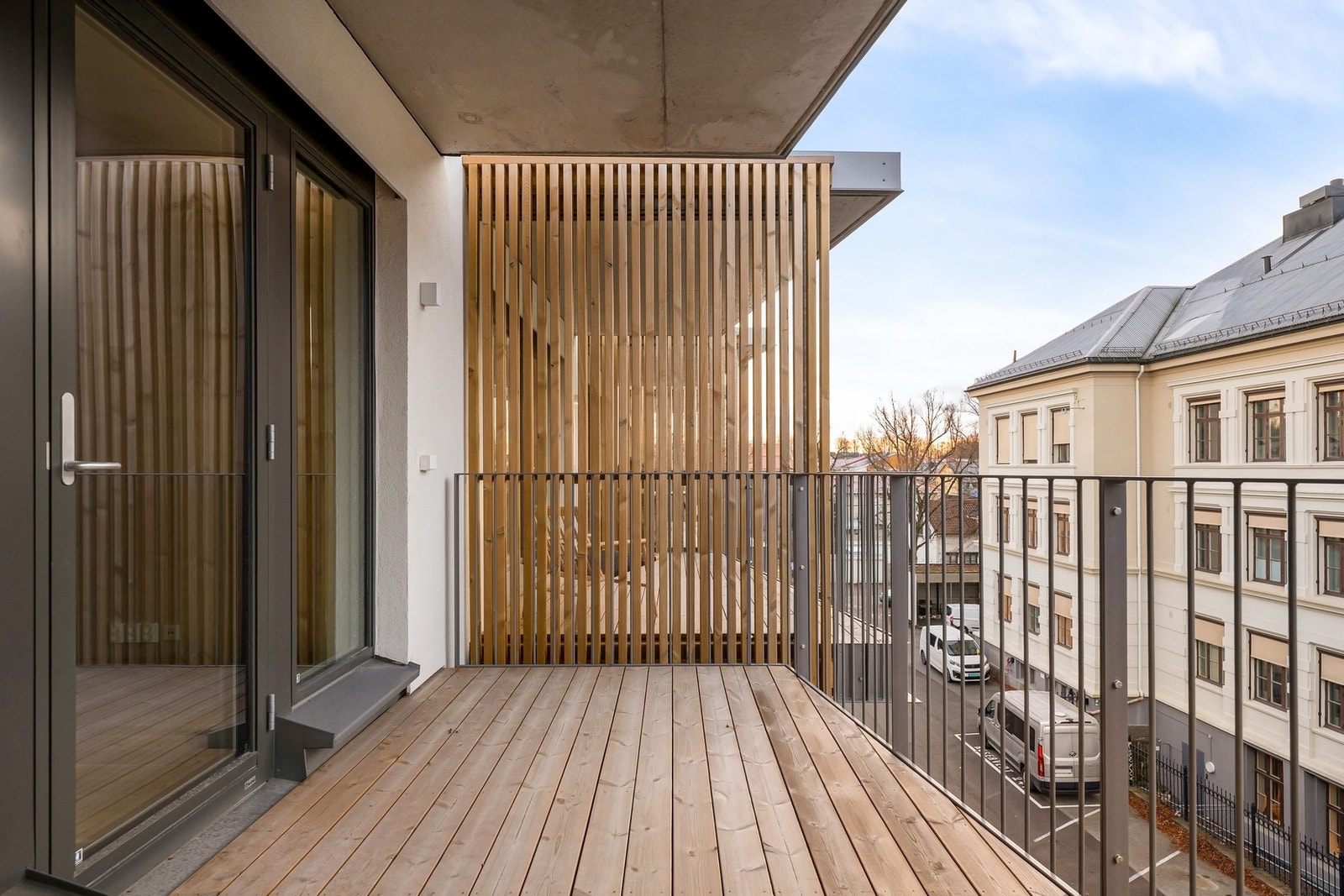 Verandaen har god plass til utemøblement! Galleribilde