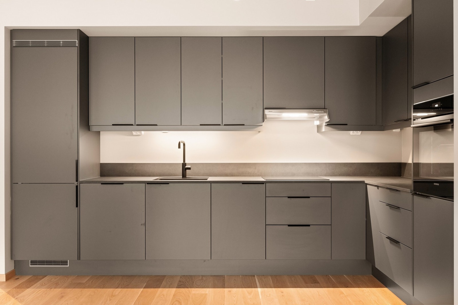 Kombinasjonen av høyskap, overskap og underskap gir god plass til det meste Galleribilde