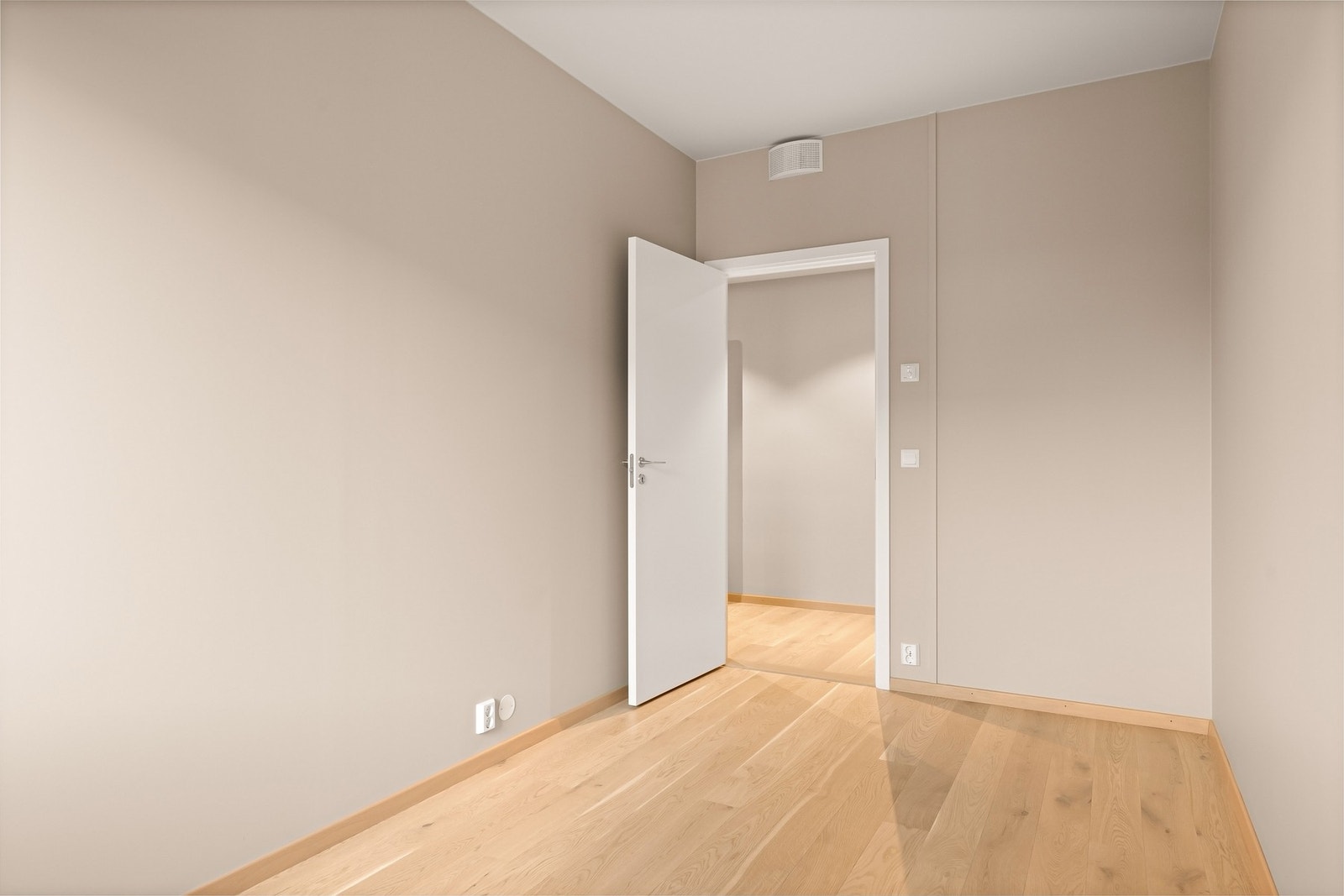 Soverom 3; rommene er for det meste holdt i en lun og tidsriktig beigetone Galleribilde