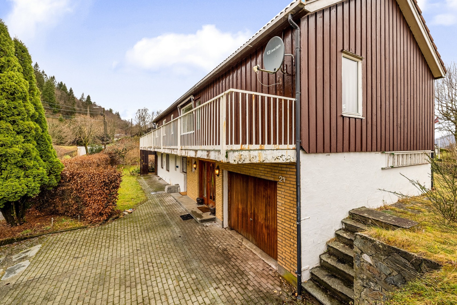 Boligen har godt med parkeringsplass i 2 stk. garasjer og ellers på tomt. Galleribilde