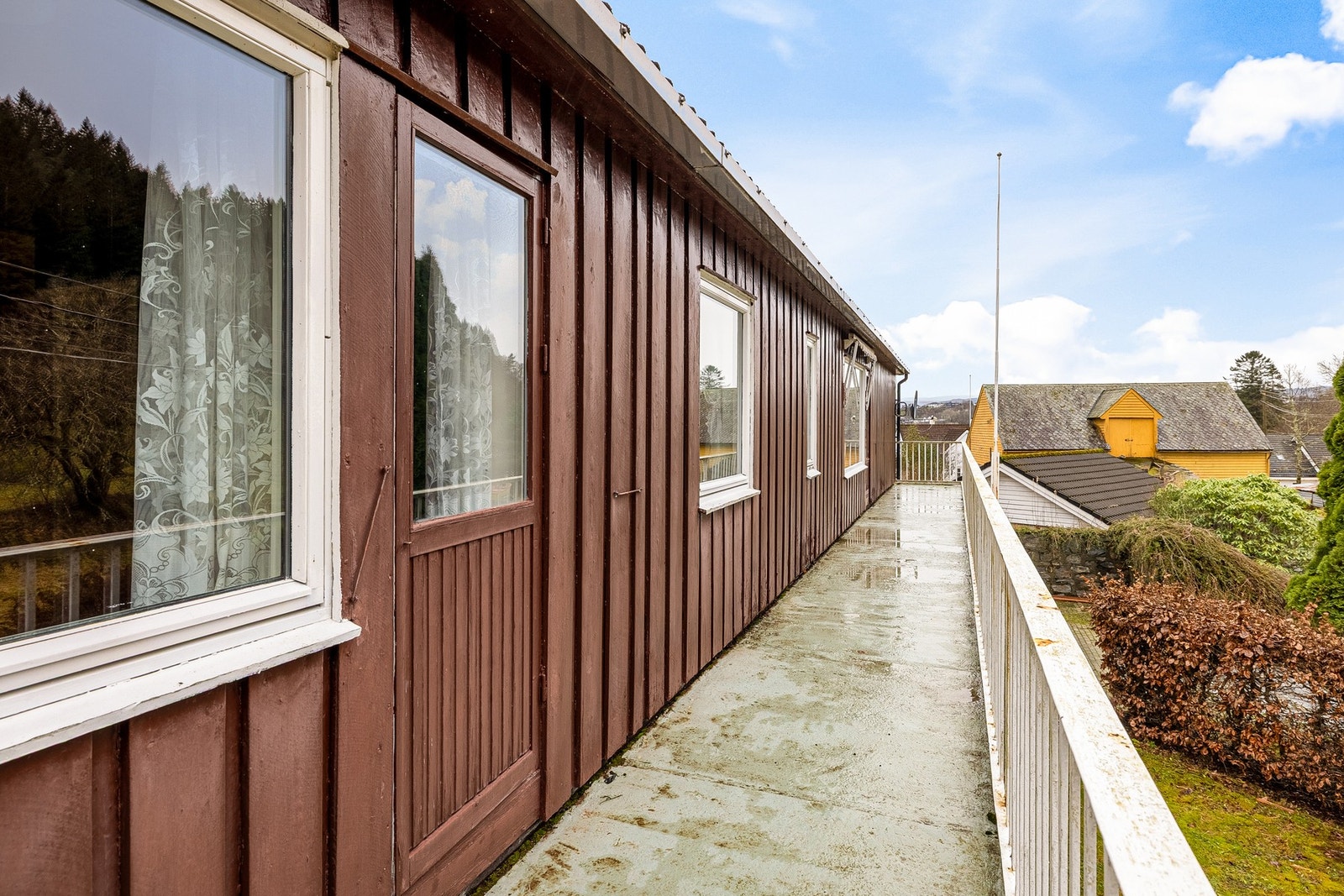 Fra stuen og ene soverommet er det utgang til en balkong som måles til 28 kvm. Galleribilde