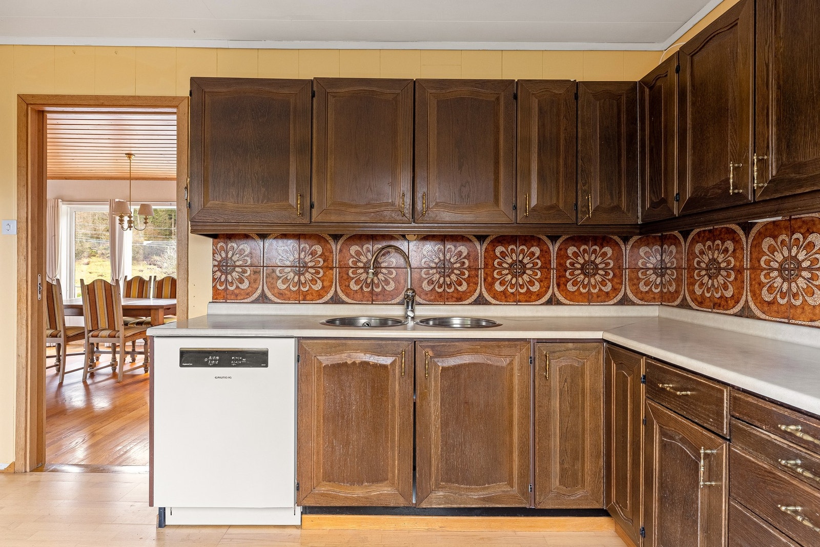 Kjøkkenet måles til 11,8 kvm. og har en i dag en innredning av profilerte fronter og benkeplate av laminat. Galleribilde