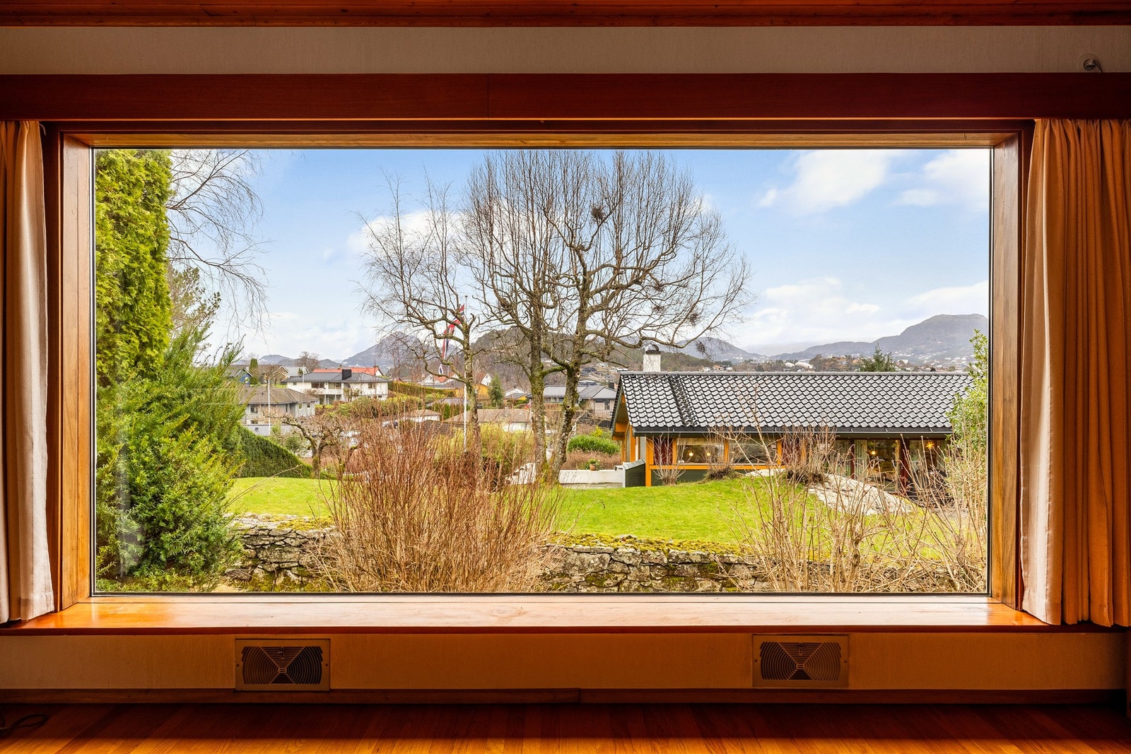 Dette er en stor enebolig over to plan med god planløsning og stort potensiale. Galleribilde