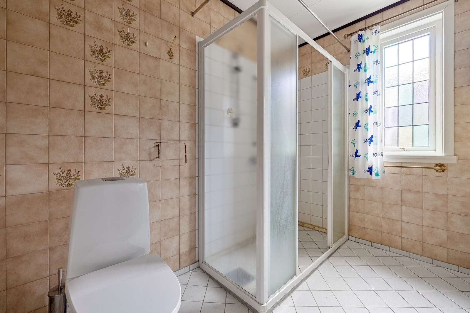 Det er innredet med toalett, dusjhjørne og innredning med servanter og speil. Galleribilde