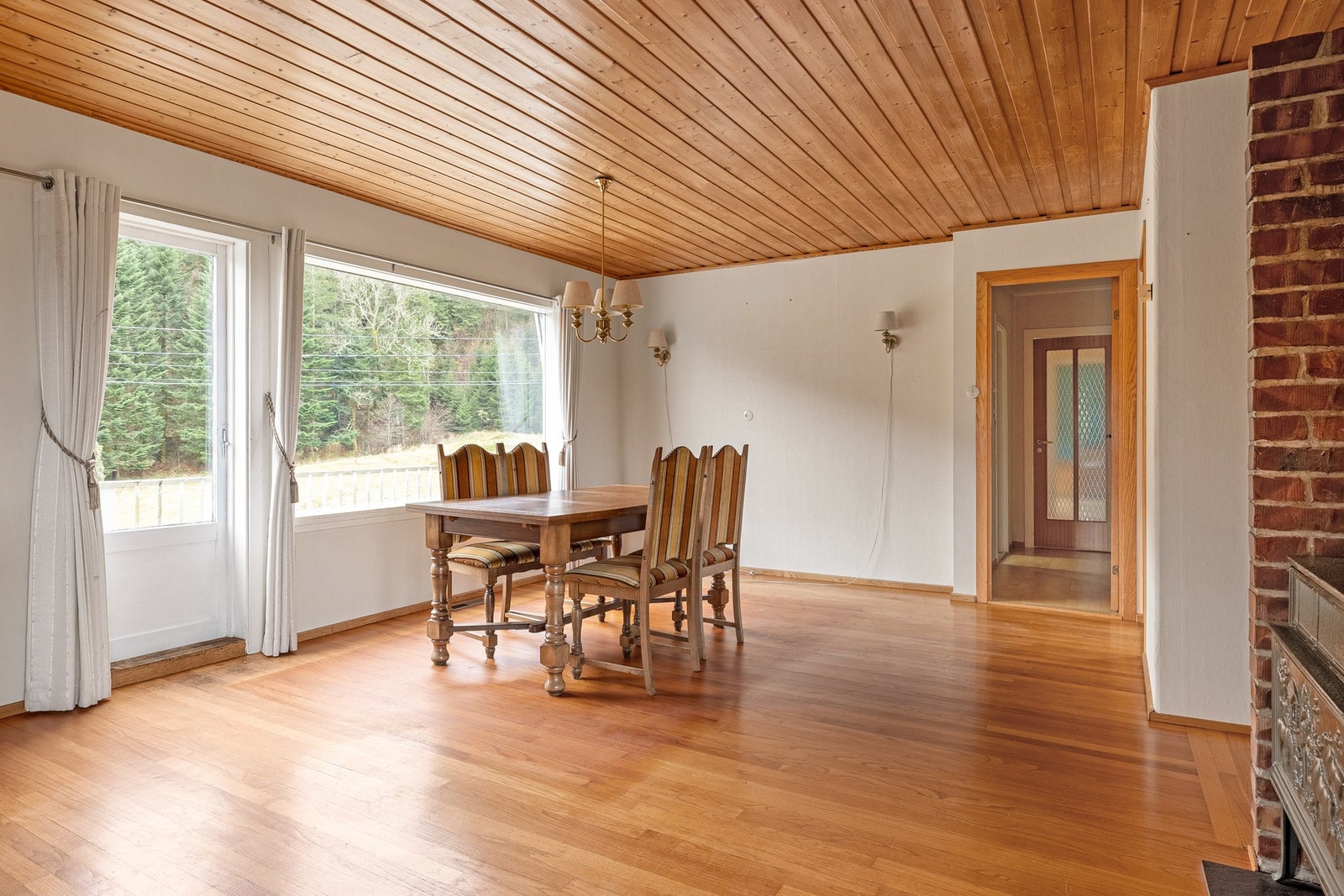 Man har god plass til både den favoriserte sofakroken, spisebord av god størrelse og andre møbler. Galleribilde