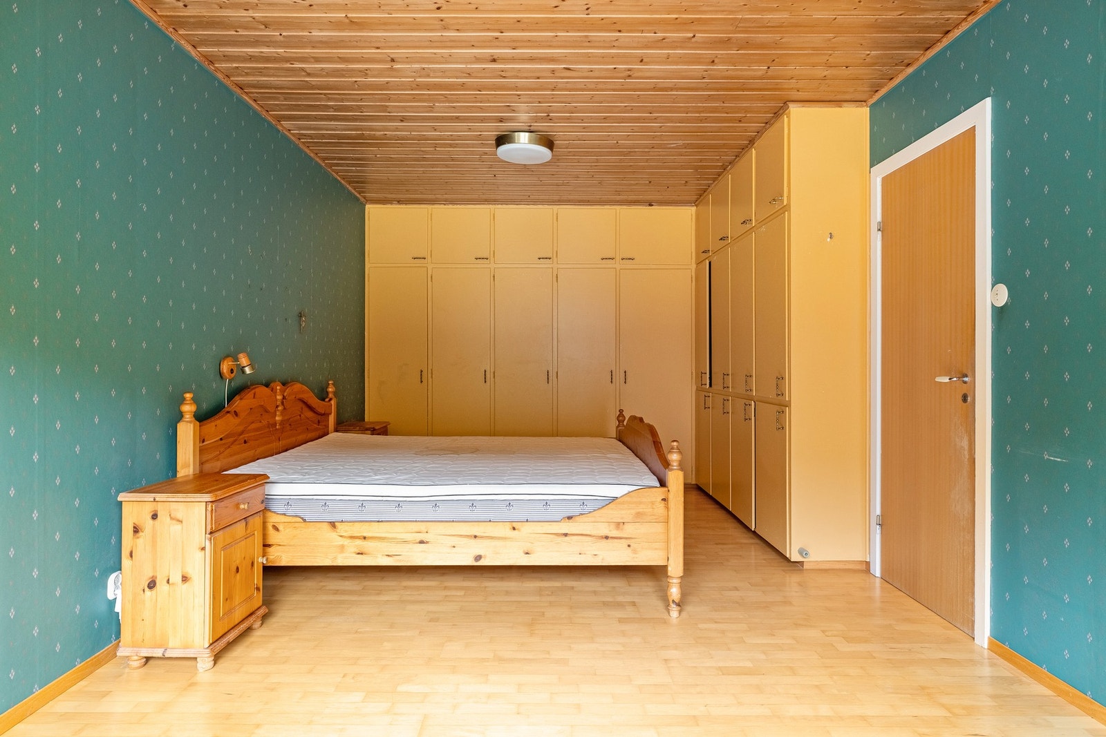 Største soverommet i denne etasjen måles til 21,4 kvm. og har god plass til seng med nattbord på hver side, annet møblement og godt med opbpevaringsplass i garderobe. Galleribilde