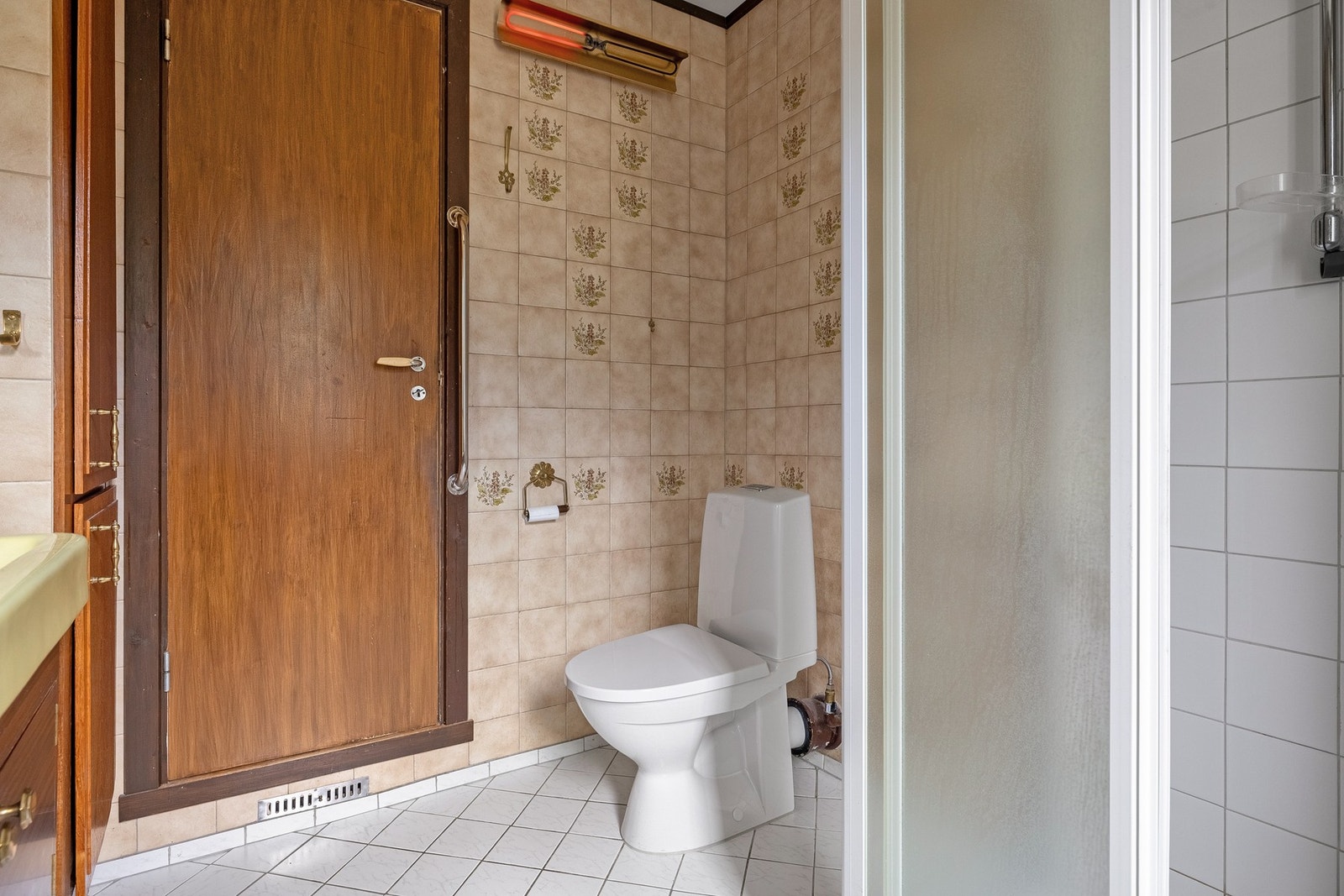 Badet i denne etasjen måles til 5,8 kvm. og er helfliset med takplater i himling. Galleribilde