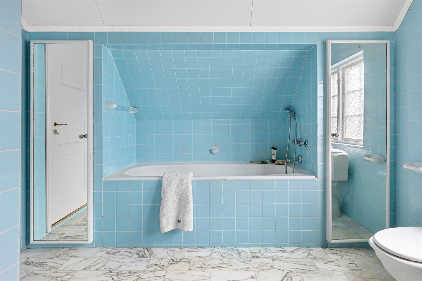 Nisje for badekar, skap med speilfronter, toalett og bidé Galleribilde