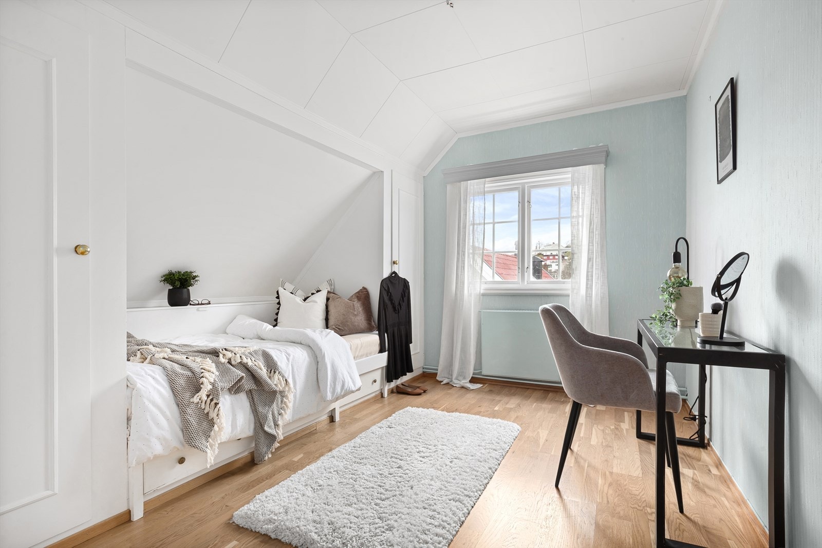 Soverom 2 og 3 har også flotte plassbygde løsninger, både med lagring i gavl og skap - samt uttrekkbar seng (kan trekkes ut til 150 bredde) Galleribilde