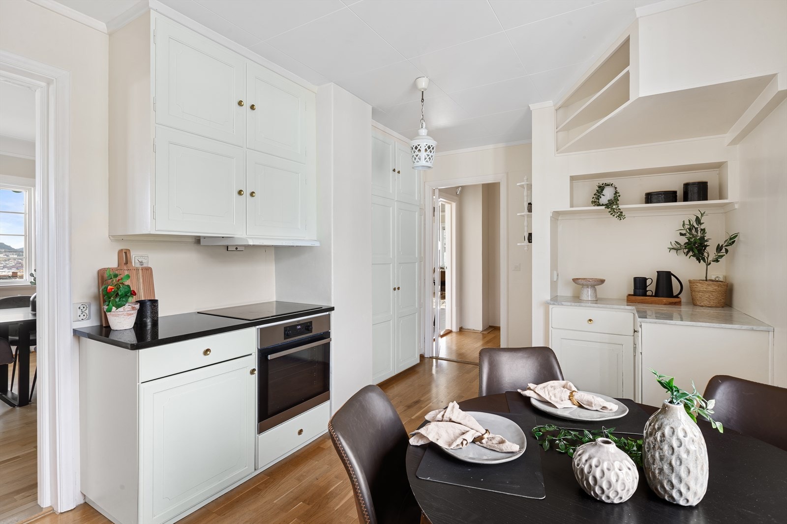 Kjøkkenet er av god størrelse, og er meget sjarmerende med en rekke plassbygde løsninger med profilerte fronter Galleribilde