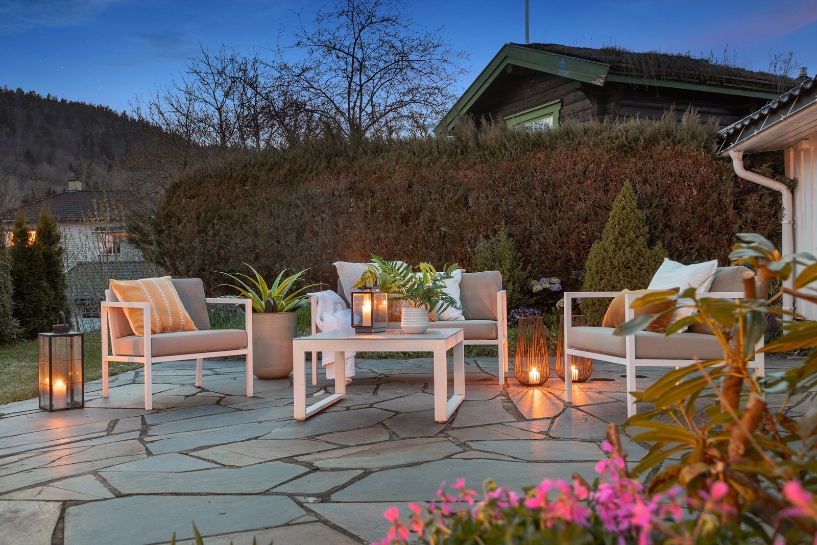 Dette er en stille oase på kveldstid - eiendommen har meget gode solforhold dagen gjennom Galleribilde