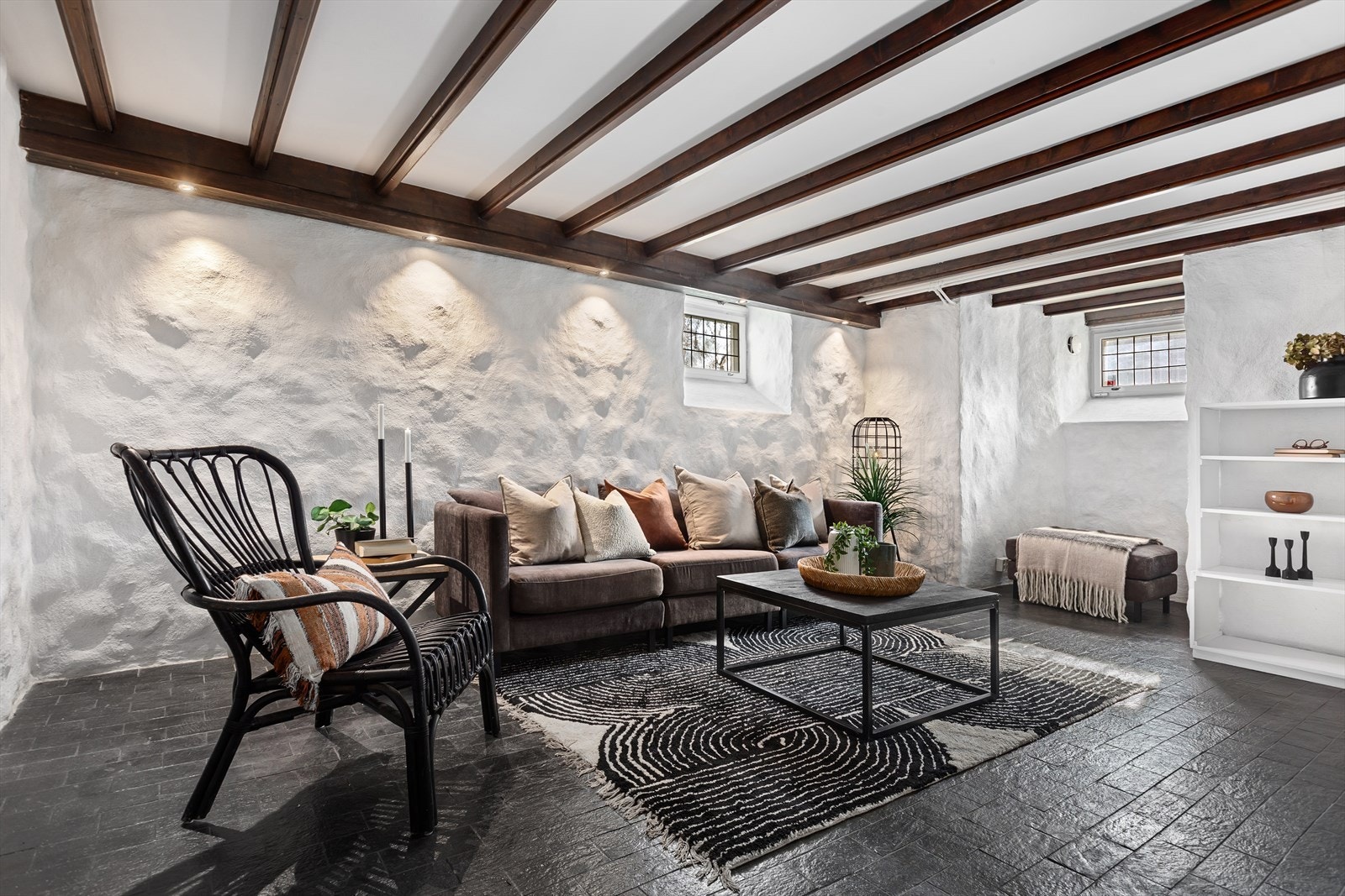 Peisestuen har downlights i tak, malte murvegger og flis på gulv med varmekabler Galleribilde