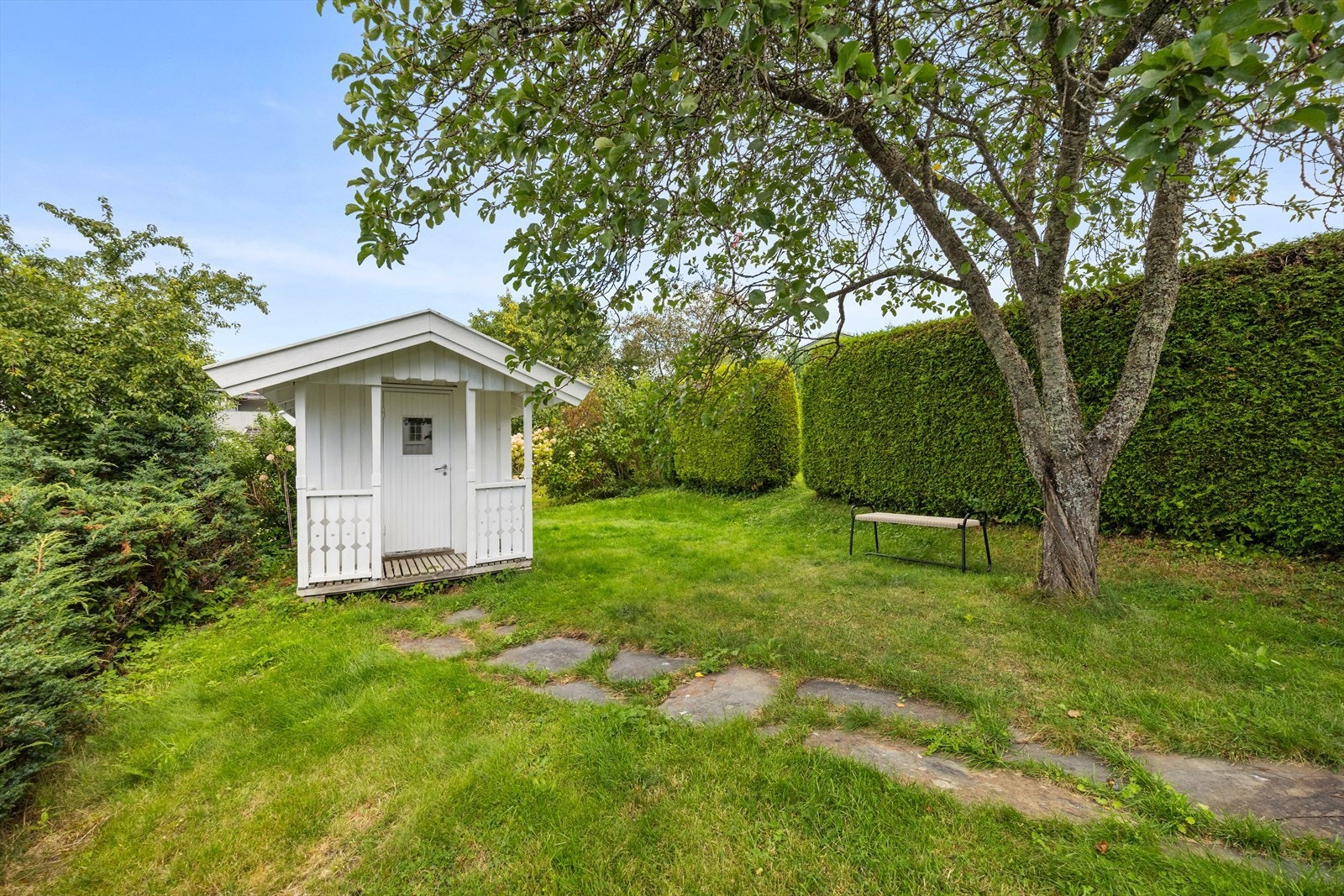 For de minste kan de følge skiferstien til en meget søt dukkestue med nydelig tapet og fine lekemuligheter Galleribilde