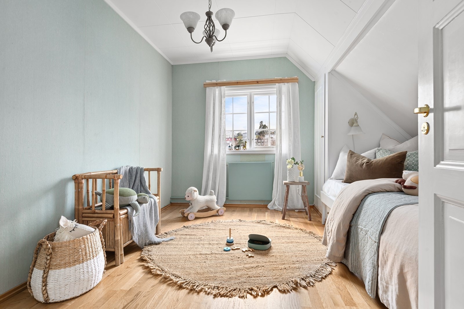 Soverom 3 - samtlige av rommene er kledd i en sjarmerende fargepalett Galleribilde