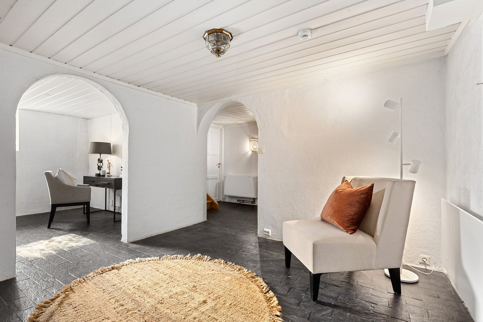 Huset har en meget innholdsrik underetasje med flere bruksmuligheter, dog finnes det ingen formell godkjennelse for innredning av etasjen Galleribilde