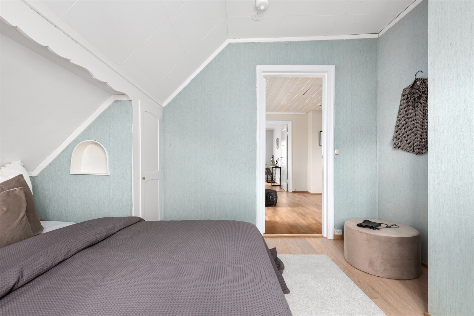 Hovedsoverommet har flott karakter, med nisje for dobbeltseng med tilhørende nattbord Galleribilde