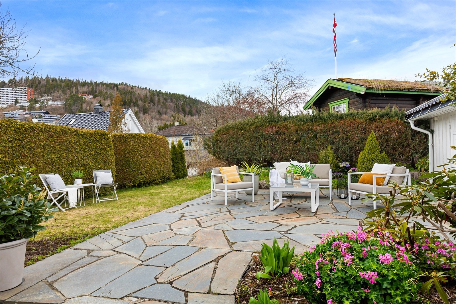 På baksiden er det etablert en hyggelig skiferbelagt uteplass med plass for sittegruppe Galleribilde