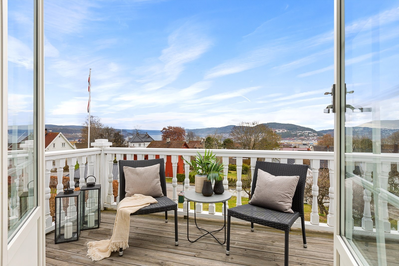 Her kommer husets beliggenhet virkelig til sin rett - med nydelige sol- og utsiktsforhold Galleribilde