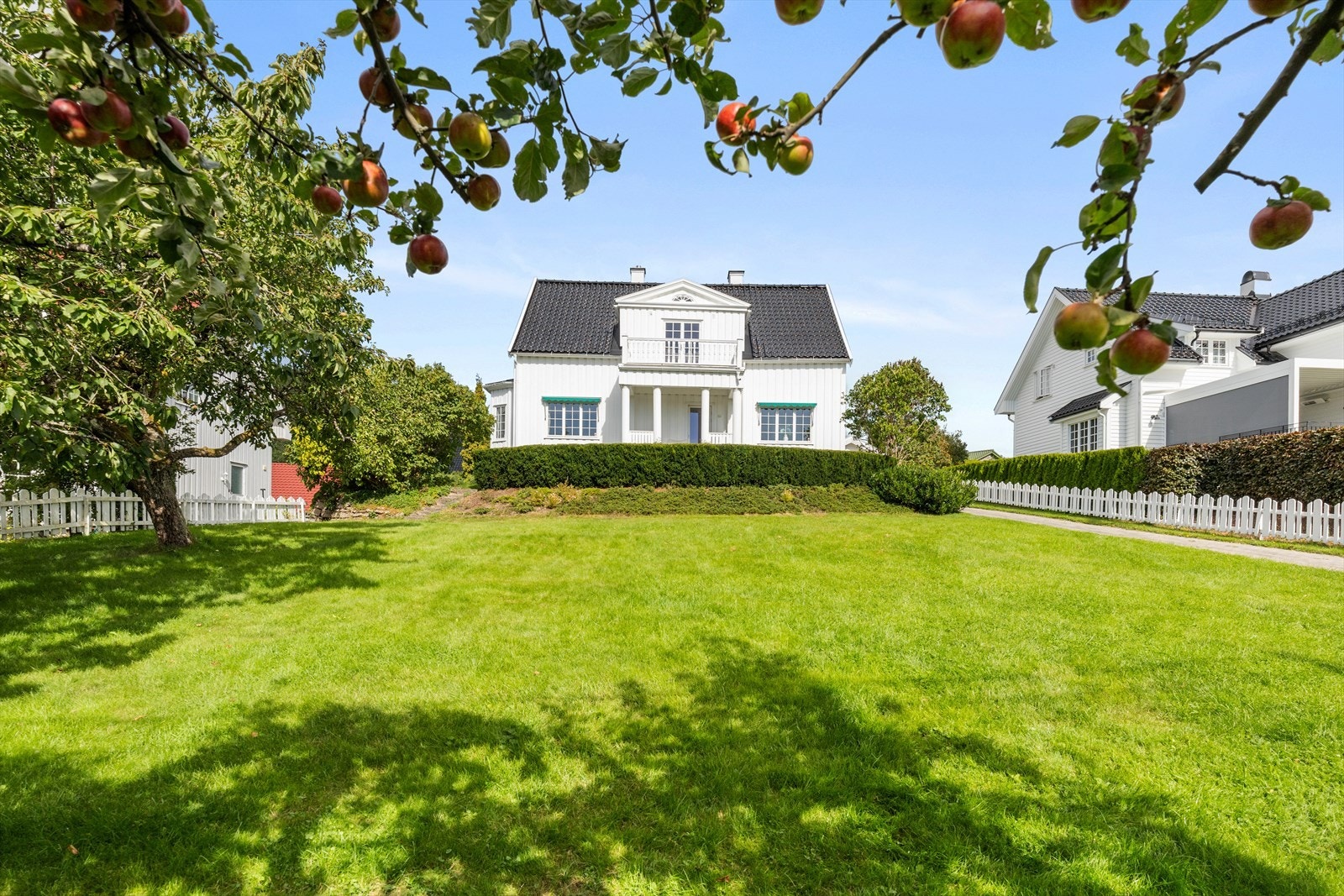 Her har du en veletablert hage med flotte pryd- og frukttrær, samtidig som at du har gode muligheter for å sette eget preg Galleribilde