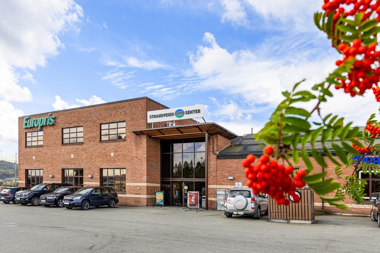 Innenfor ca. 25 minutters gåavstand ligger strandveien senter med treningssenter, frisør, cafè og flere butikker Galleribilde