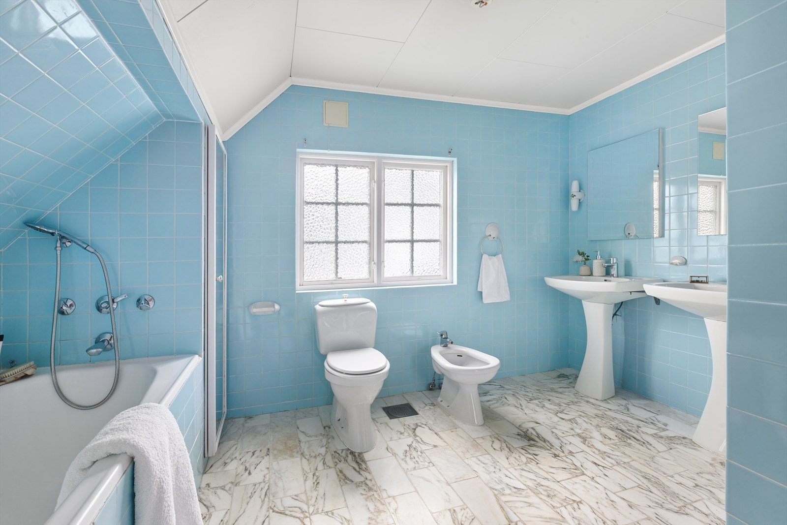 Innholdsrikt bad av eldre dato av meget god størrelse - flotte fliser med fine farger som gir deg en god start på dagen! Galleribilde