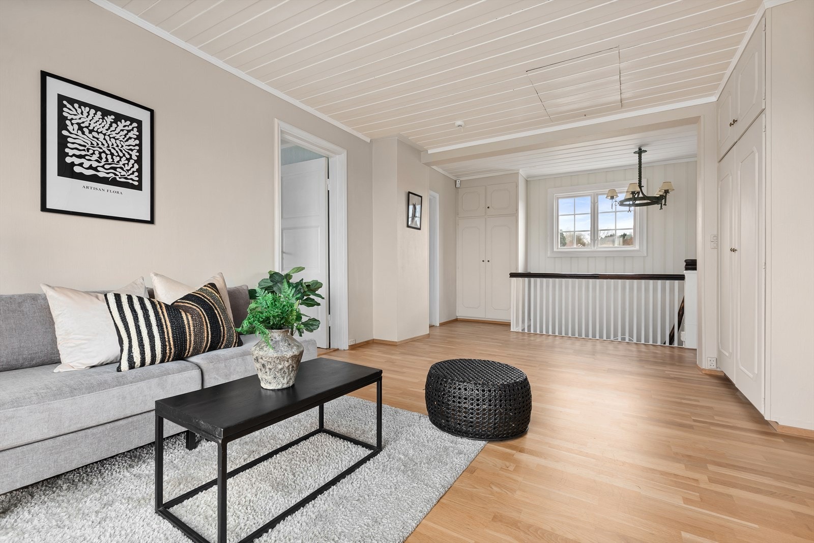 Opp i husets andreetasje har man en tilbaketrukket og fin bo-etasje med tre soverom, stue og bad. Adkomst til mørkloft. Galleribilde