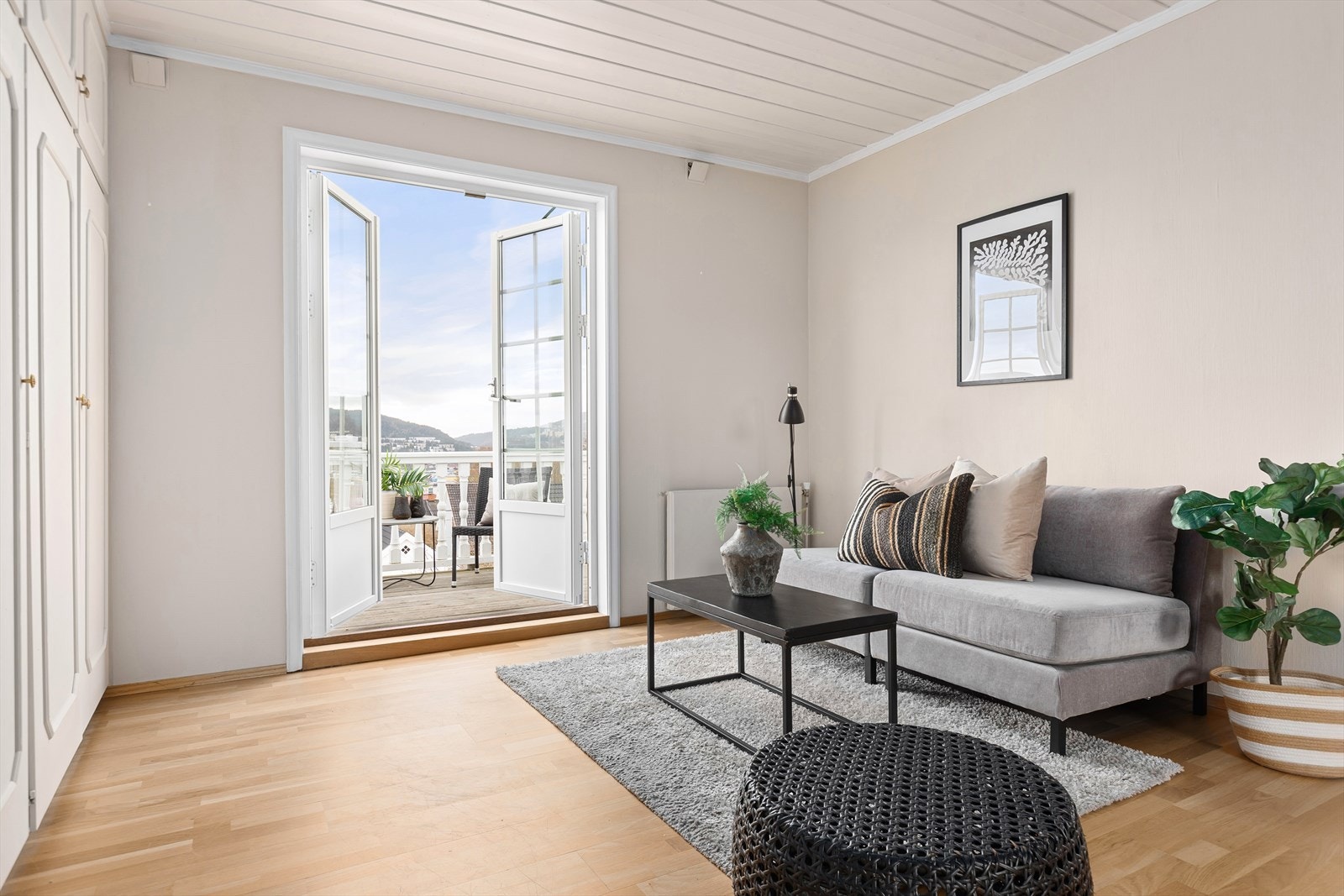 Fra stuen er det utgang til en deilig veranda via doble verandadører Galleribilde