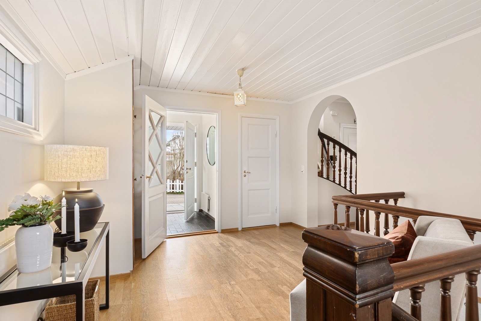 Videre fra entré kommer man inn til en lys og flott hall med ytterligere rom for oppbevaring, samt adkomst til gjestetoalett Galleribilde