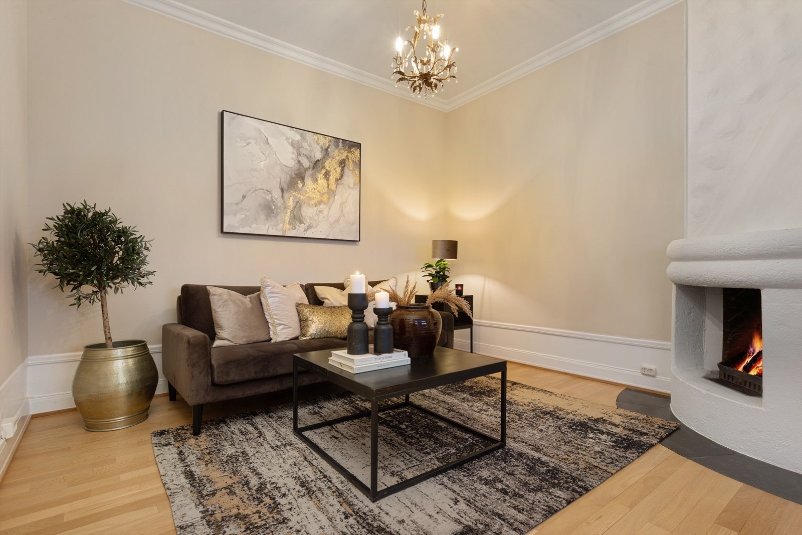 Lun og koselig peisestue - ypperlig som bibliotek, tv-stue eller lignendene Galleribilde