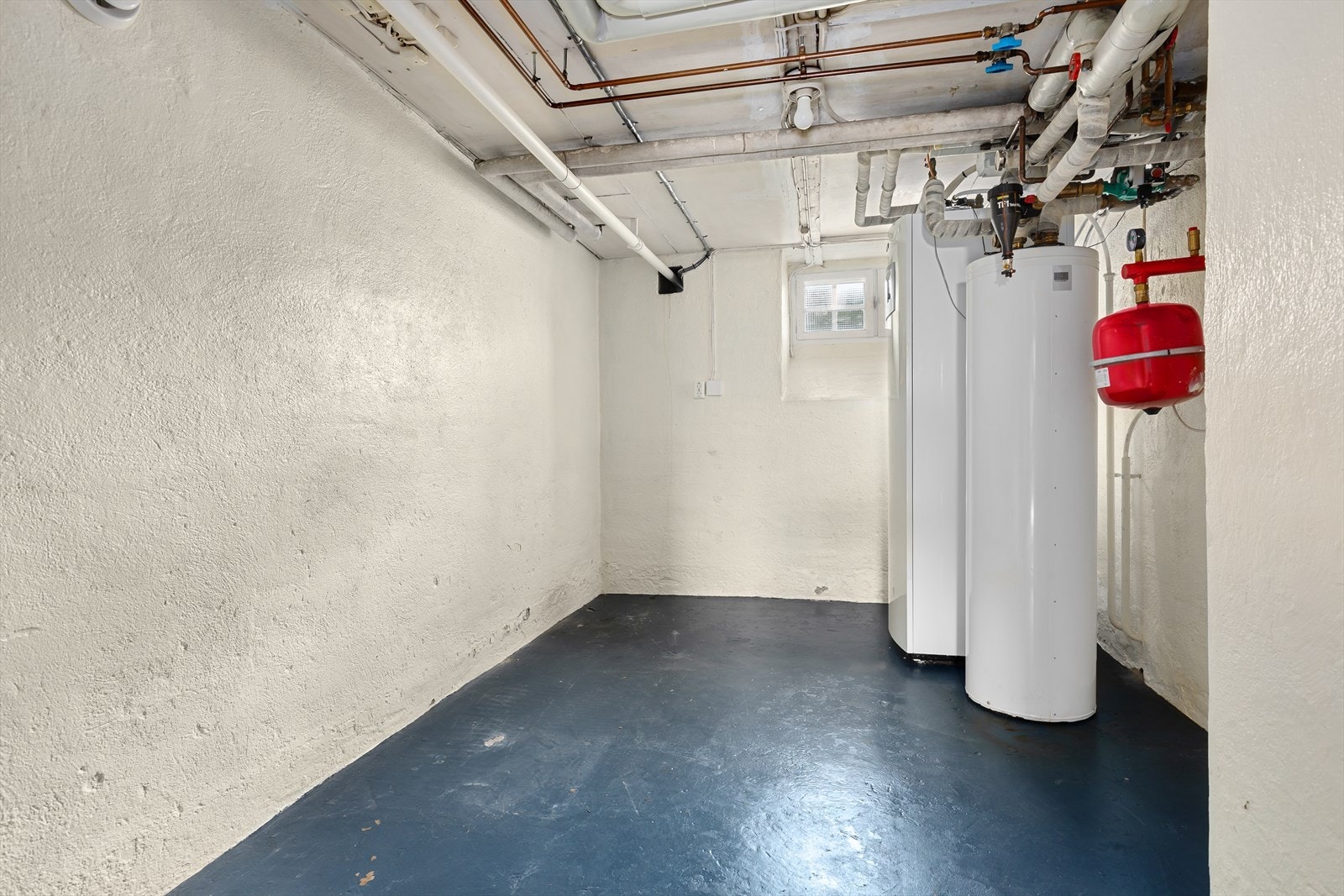 Teknisk rom - huset har varmesentral med bergvarme fra 2013, med nylig service fra 2024. Det har også vært utført service på flere radiatorer siste tid. Galleribilde