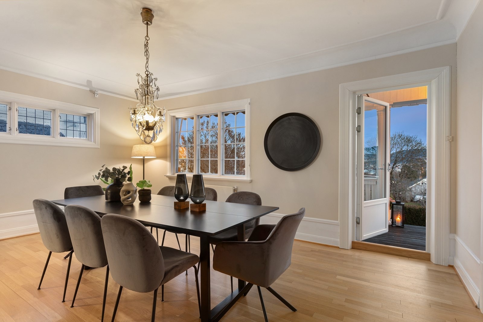 Den gode takhøyden og de sjarmerende vinduene gjør dette til et meget flott rom å invitere til Galleribilde