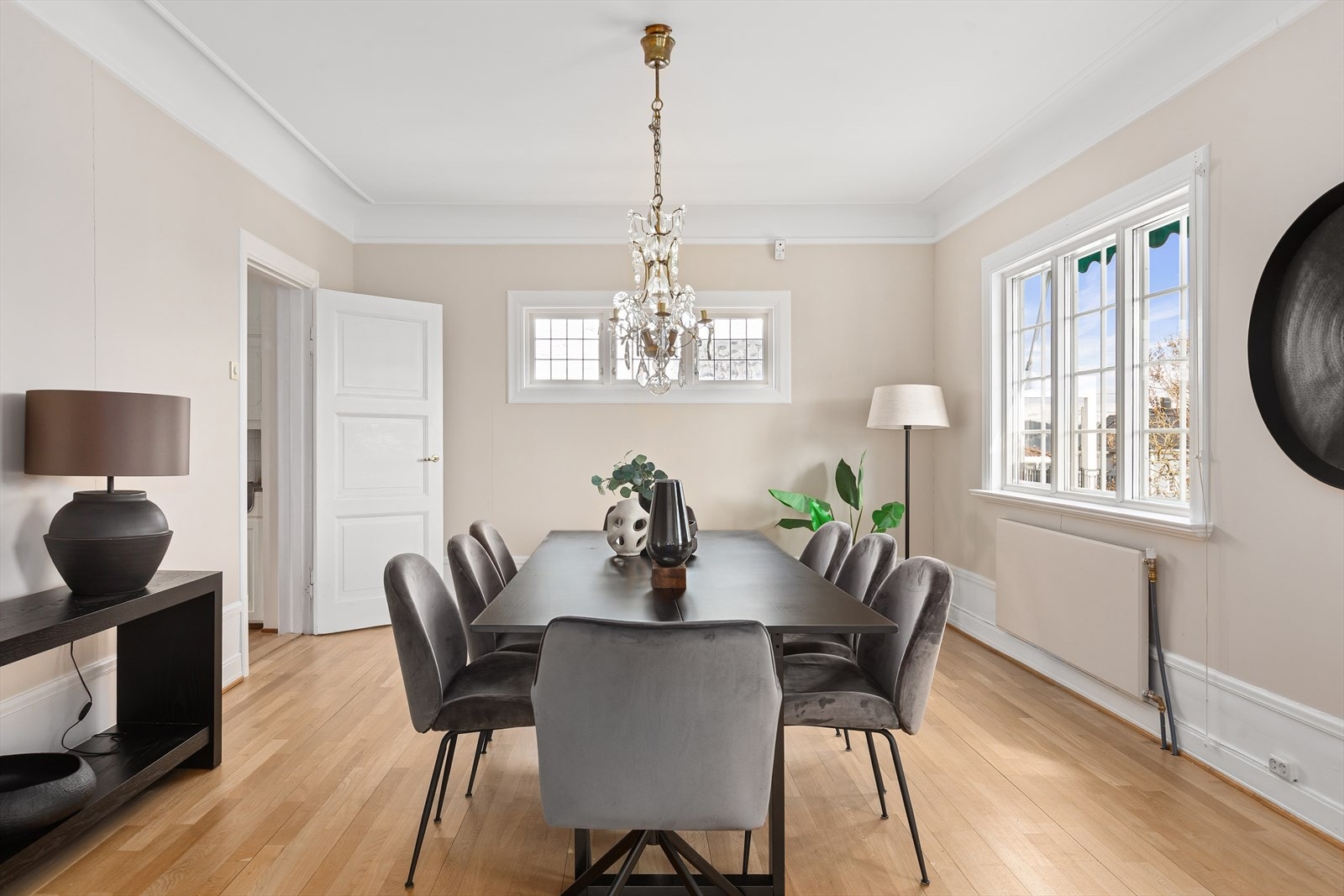 Spisestuen har videre en praktisk beliggenhet i tilknytning til kjøkken Galleribilde