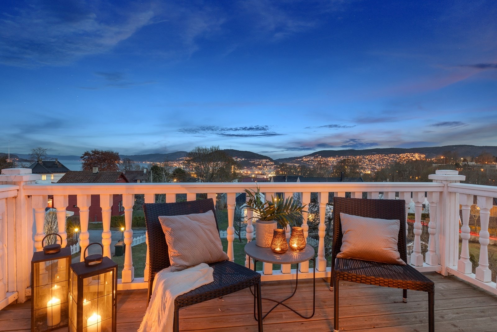 Utsikten er upåklagelig både dagtid og kveldstid - med fjorden som et flott bakteppe Galleribilde