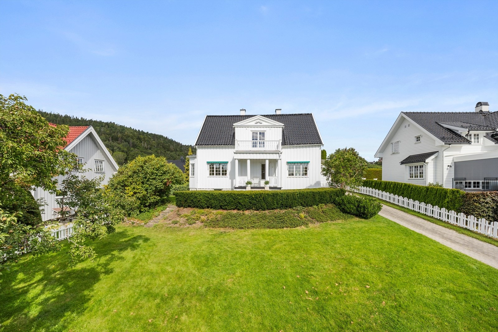 Her har du en veletablert hage med flotte pryd- og frukttrær, samtidig som at du har gode muligheter for å sette eget preg Galleribilde