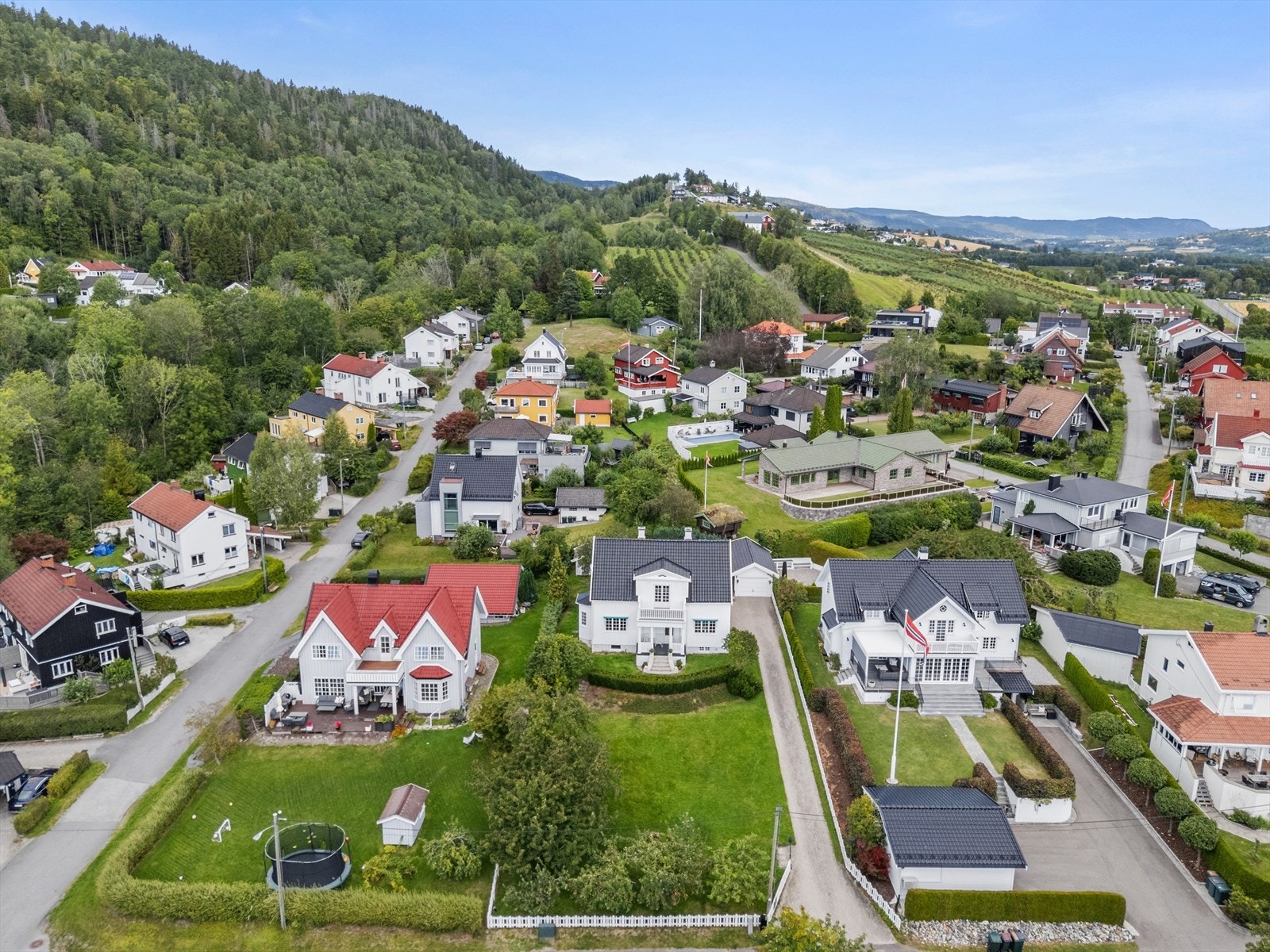 Tomten er meget romslig, med hele 1048 m2 Galleribilde