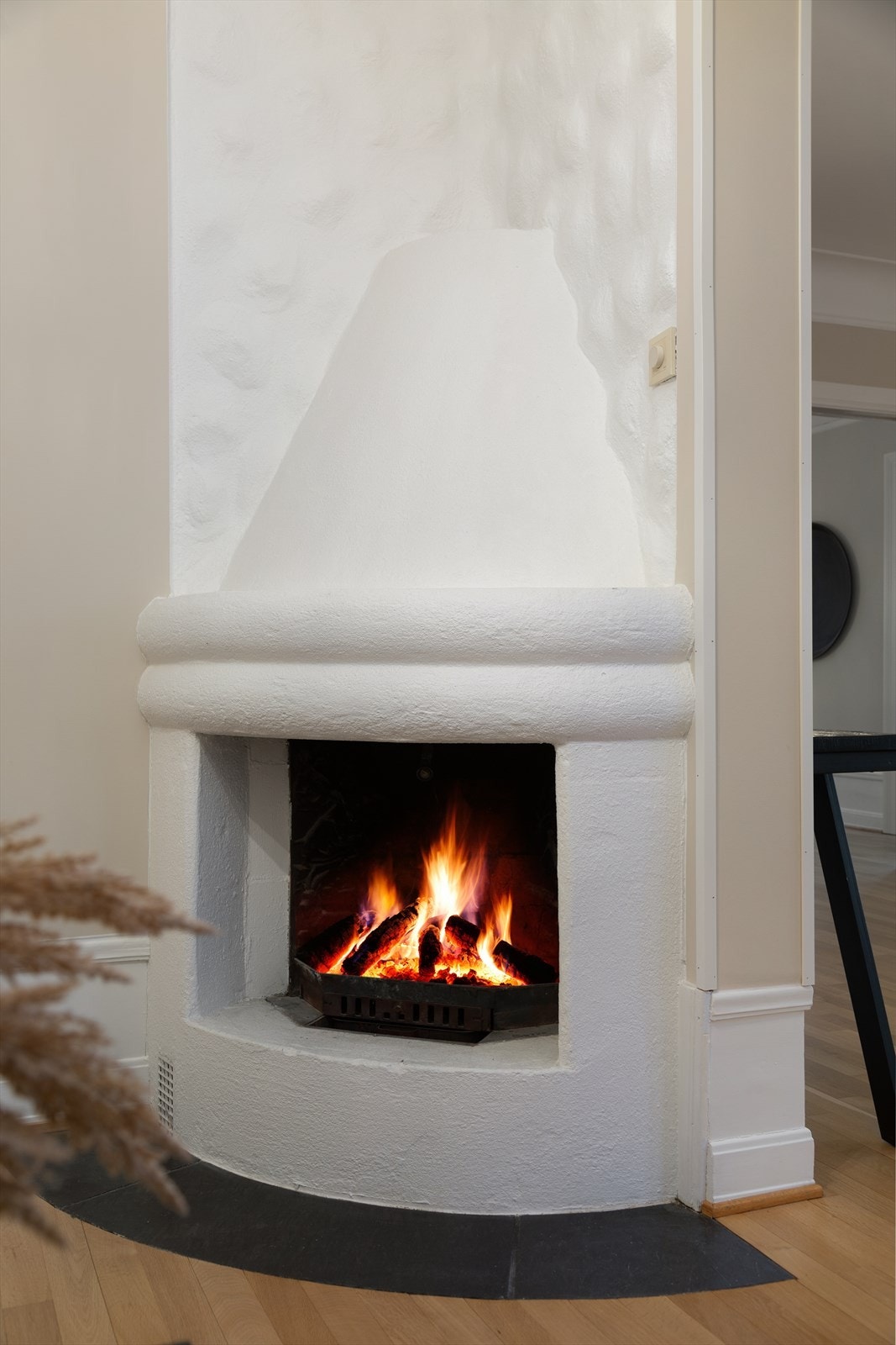 Åpen peis gir en fin atmosfære og god varme på kalde vinterdager Galleribilde