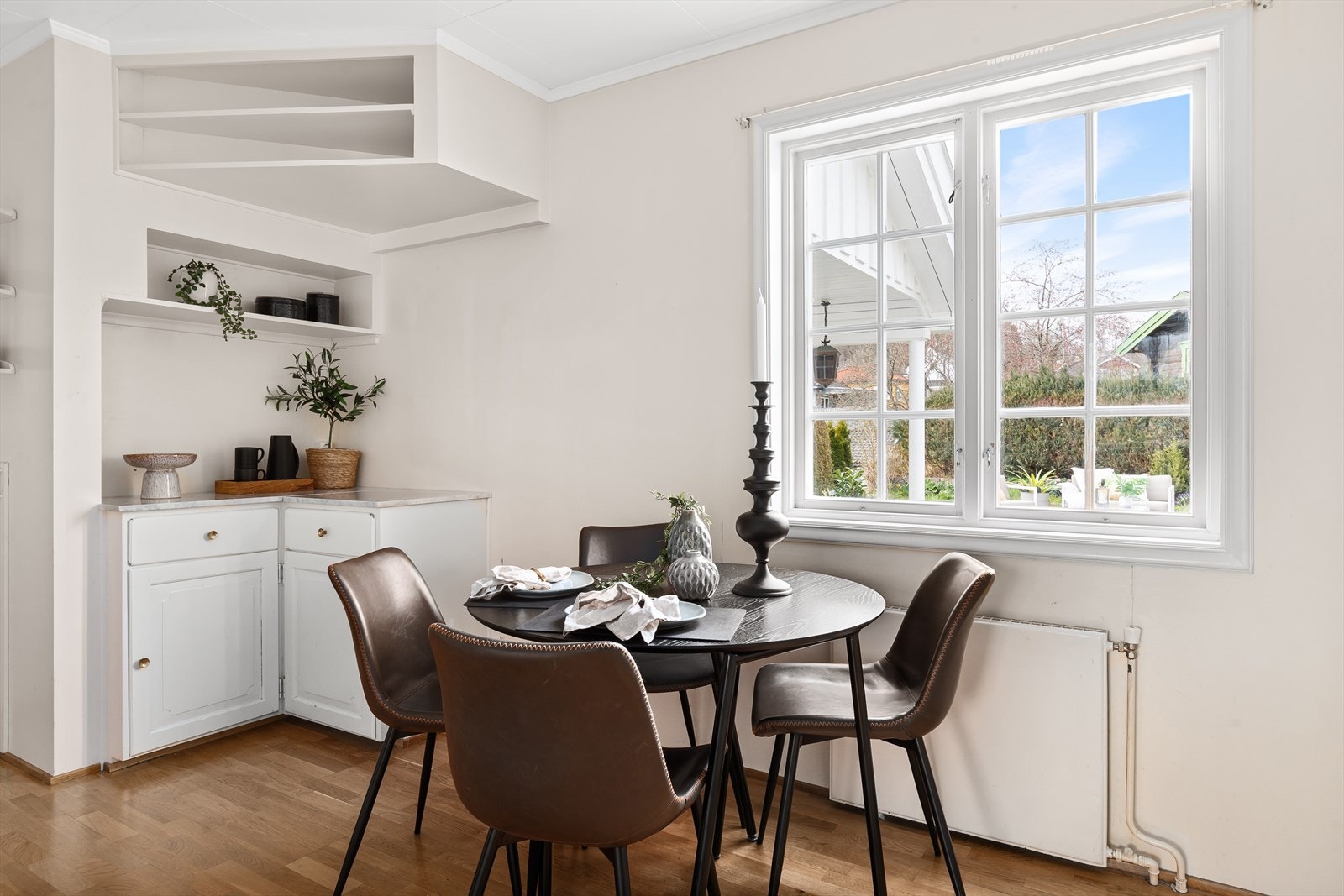 I tillegg til spisestuen er det også rom for spiseplass på kjøkkenet Galleribilde