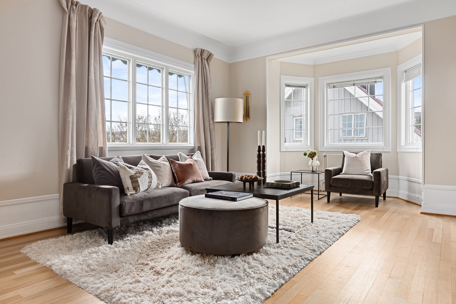 Dagligstuen er lys og flott - med karnapp for ekstra godt med lysinnslipp og utsiktsforhold Galleribilde