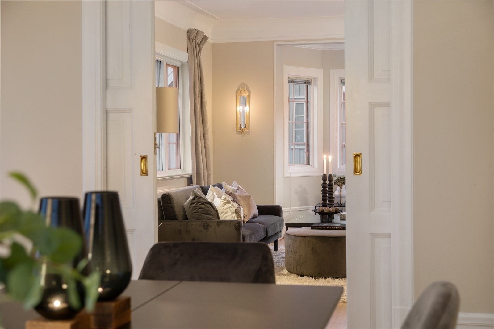 Sjarmerende skyvedører inn til spisestue Galleribilde