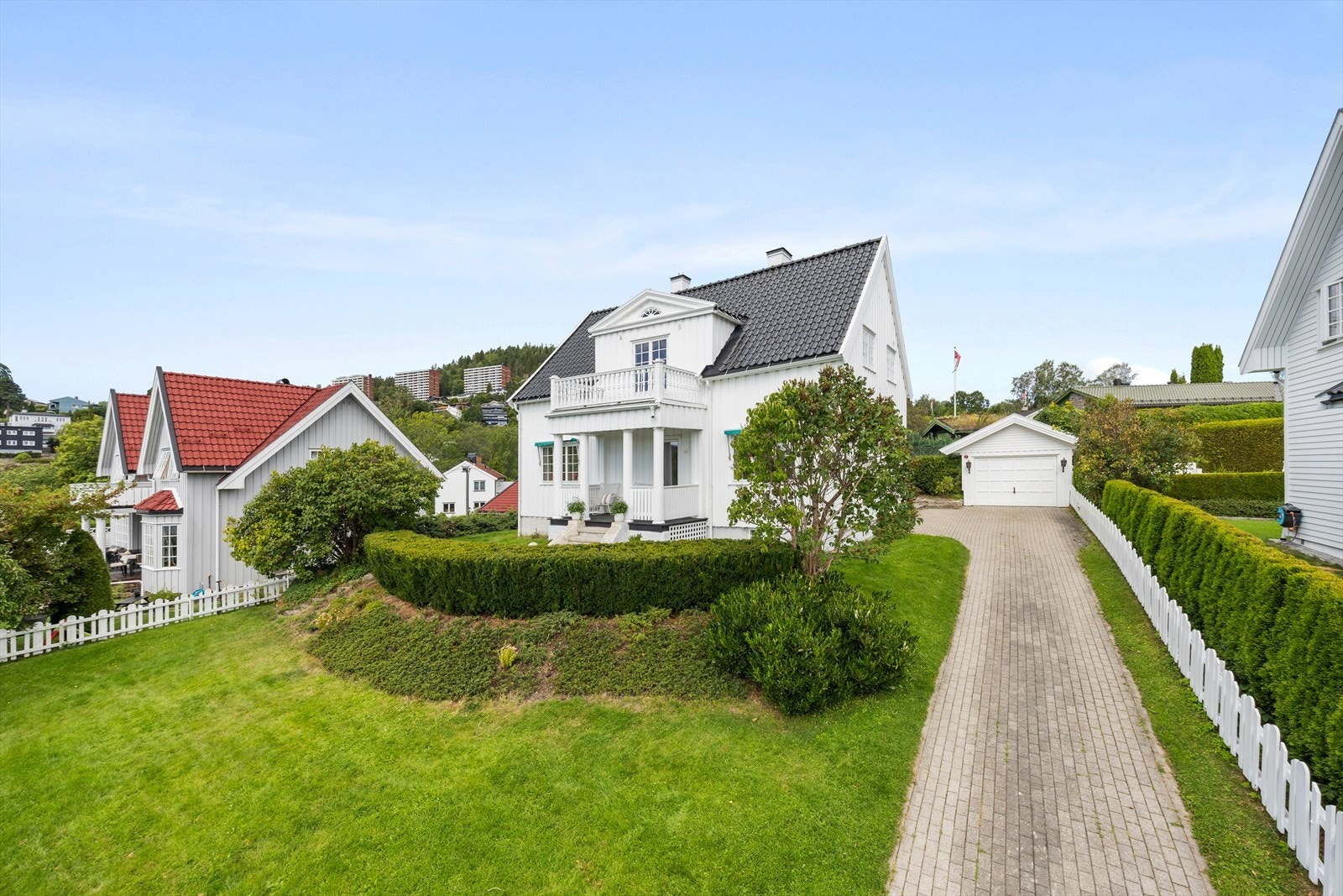 Her får du virkelig alt du ønsker deg - med god og innholdsrik planløsning, nydelig hage og meget ettertraktet beliggenhet! Galleribilde