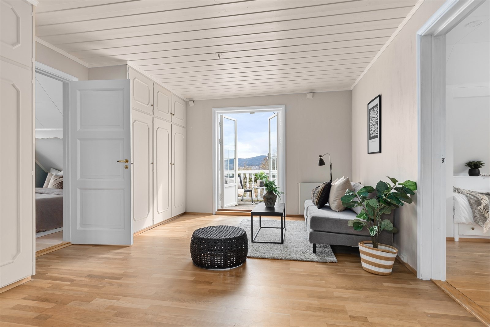 Stuen har flotte plassbygde garderobeskap som gir rikt med oppbevaring Galleribilde