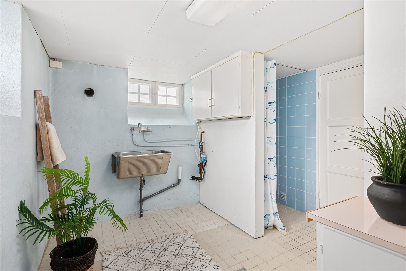 Vaskerom med dusjnisje, opplegg for vaskemaskin og utslagsvask - adkomst til badstue Galleribilde