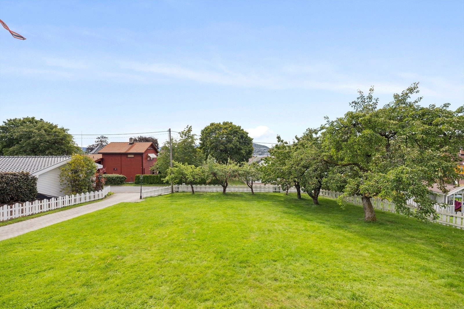 Her har du muligheter for å høste både egne epler, pærer, plommer og moreller Galleribilde