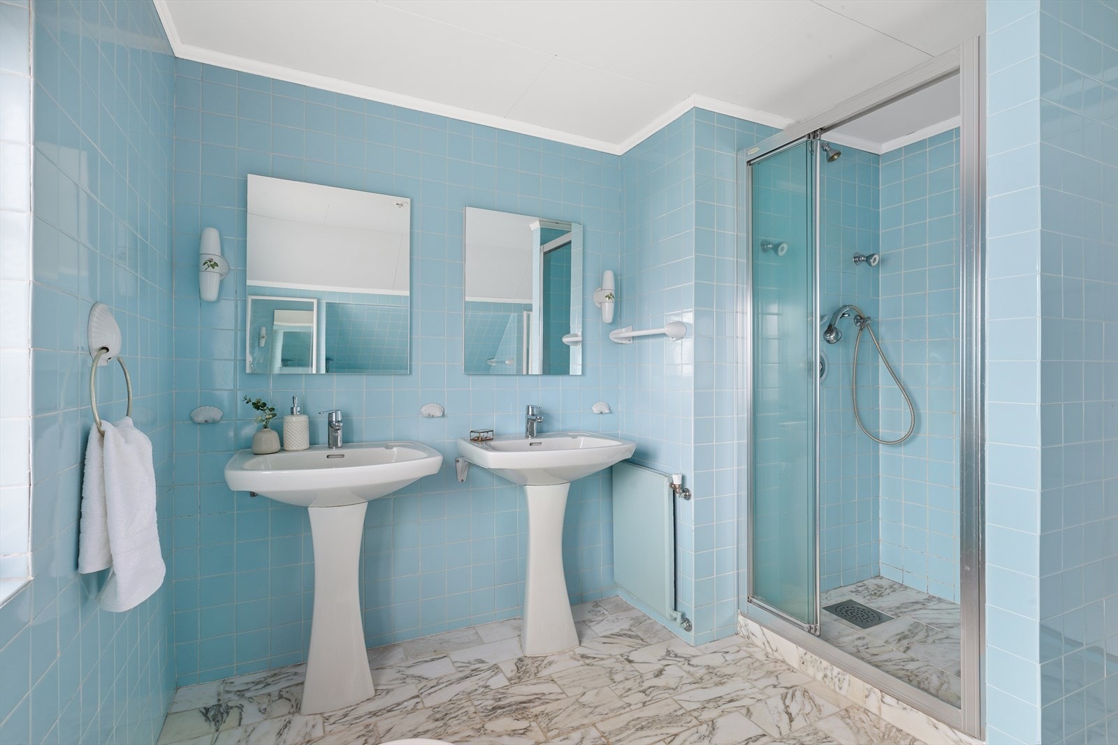 Dobbelservant og dusjnisje Galleribilde